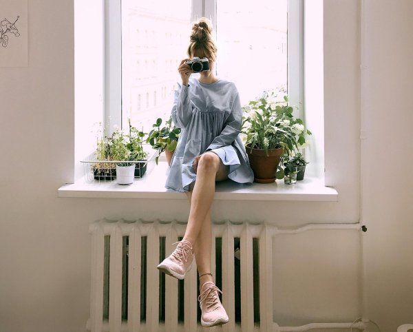 Окон с девушками