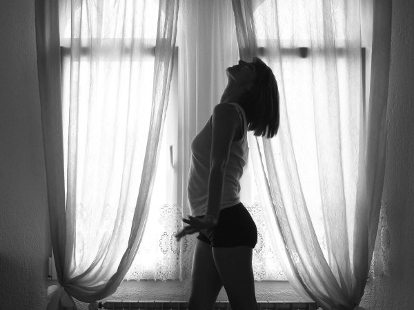 Окон с девушками