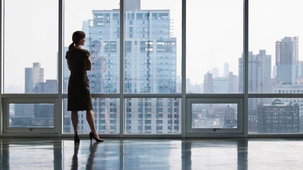 Окон с девушками