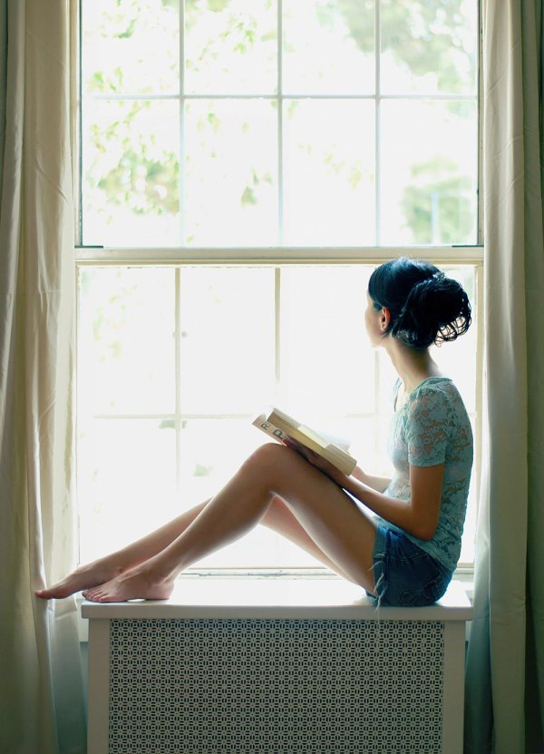 Окон с девушками