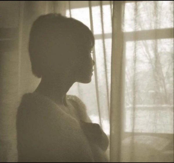 Окон с девушками