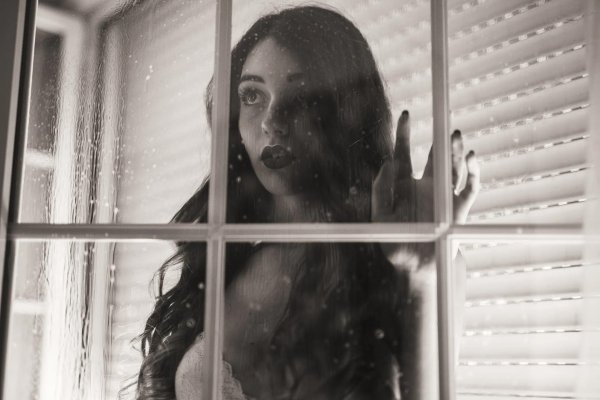 Окон с девушками