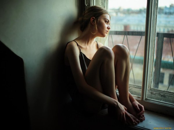 Окон с девушками