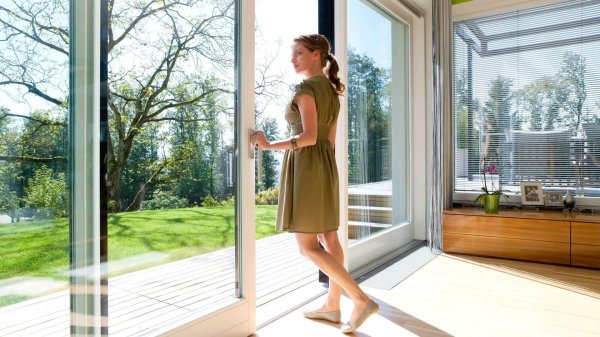 Окон с девушками