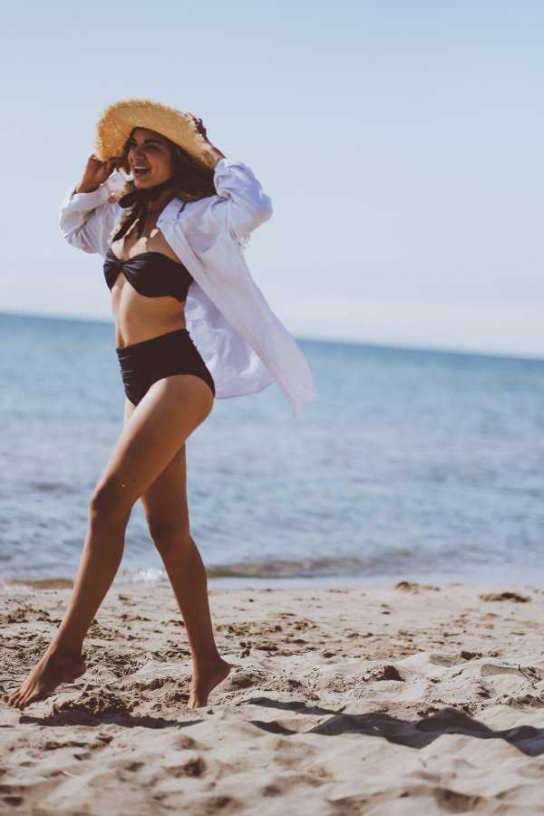 Пляжа с девушками