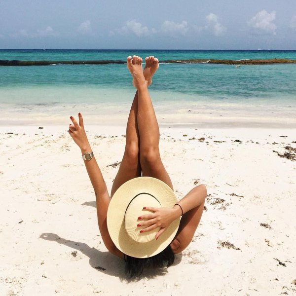 Пляжа с девушками