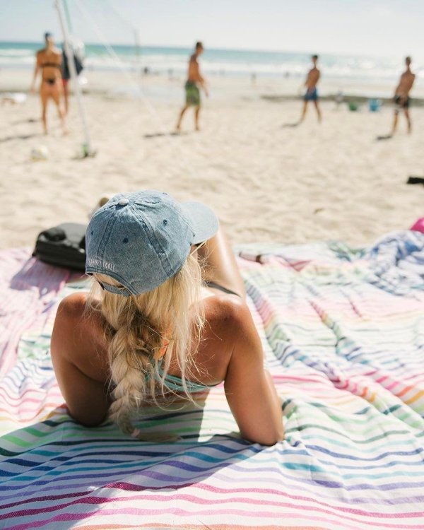 Пляжа с девушками