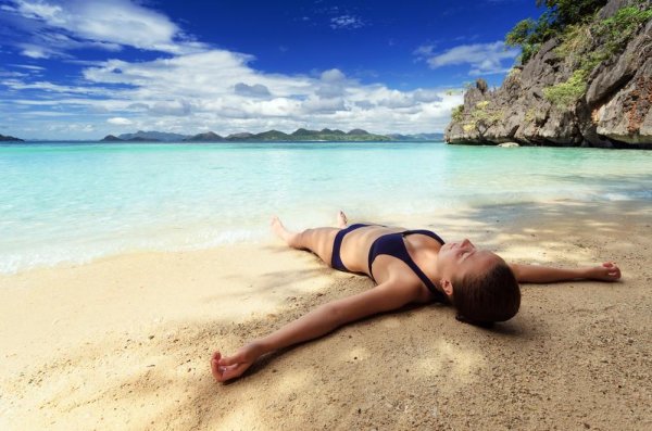 Пляжа с девушками