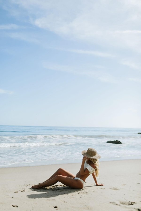 Пляжа с девушками