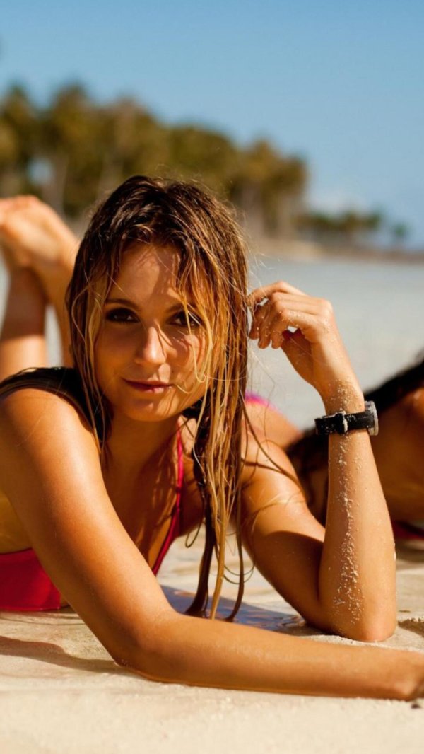 Пляжа с девушками