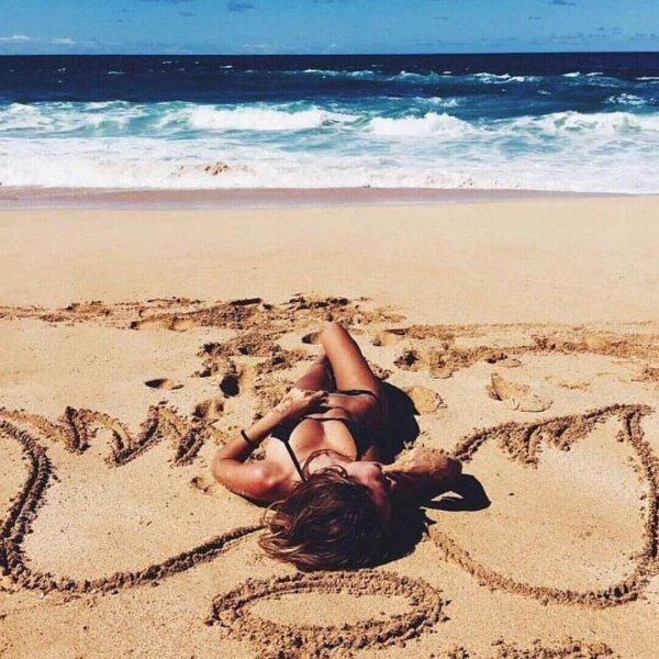 Пляжа с девушками