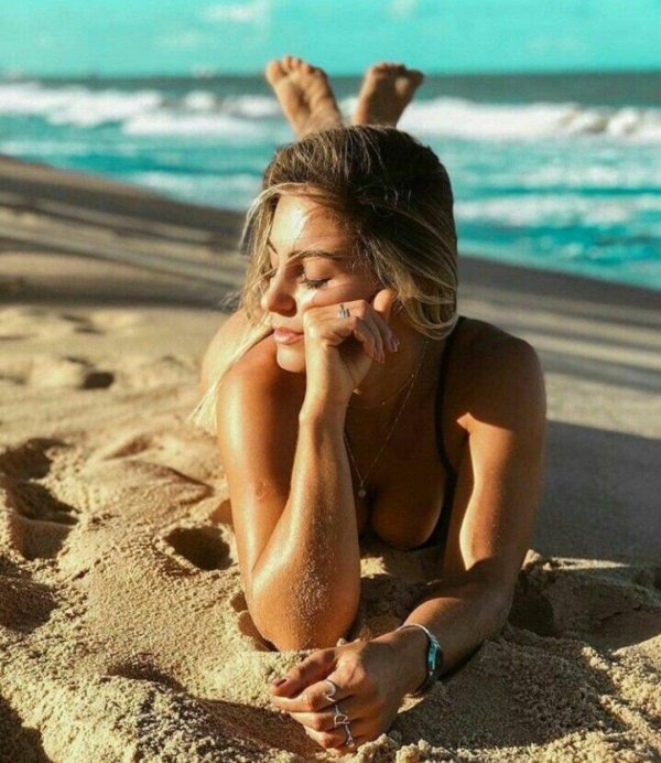 Пляжа с девушками