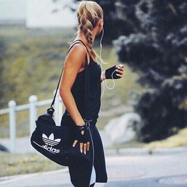 С девушками спортивные