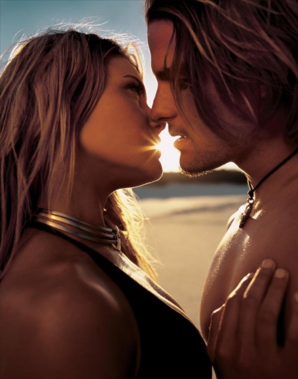 Девушка целует девушку