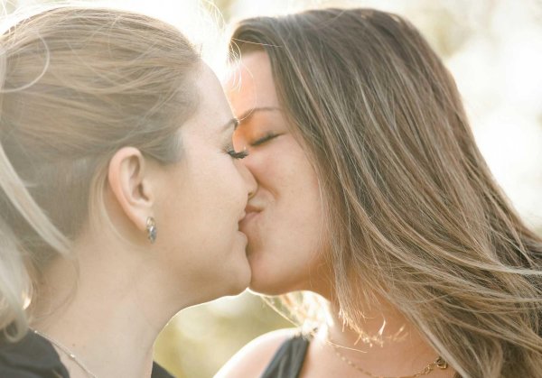 Девушка целует девушку