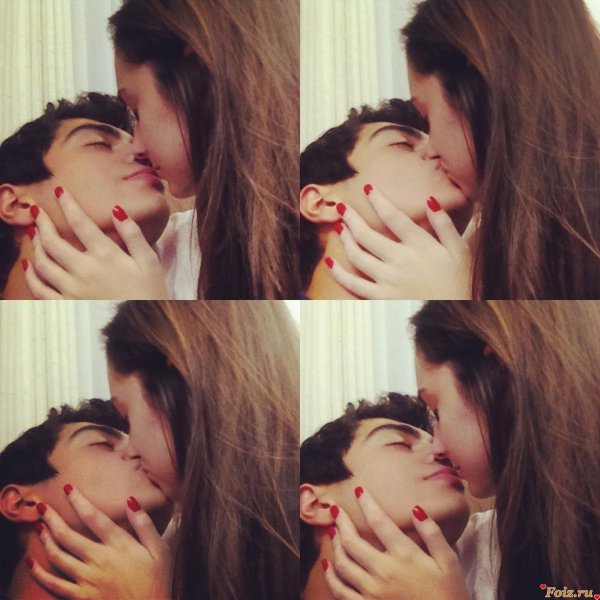 Девушка целует девушку