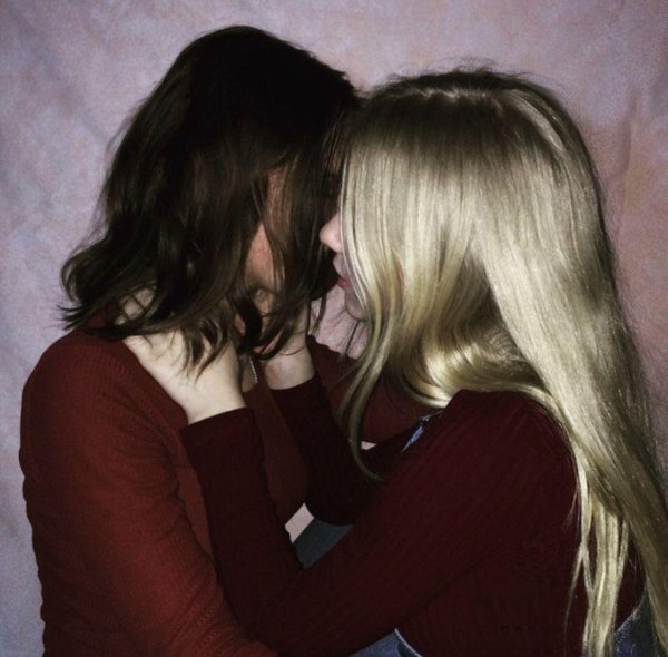 Девушка целует девушку