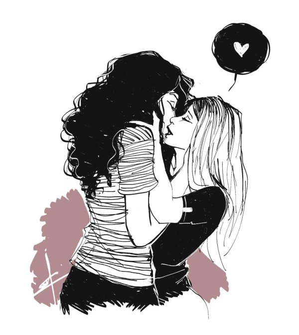 Девушка целует девушку