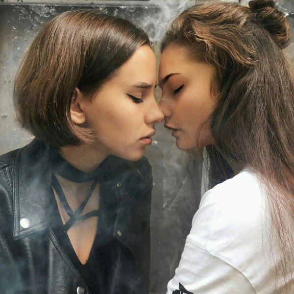 Девушка целует девушку