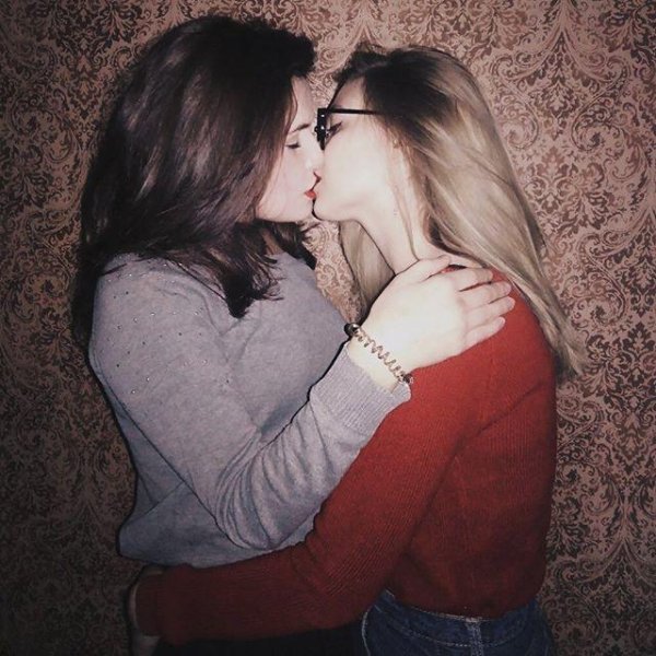 Девушка целует девушку