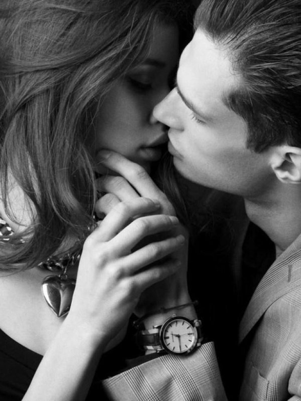 Девушка целует девушку