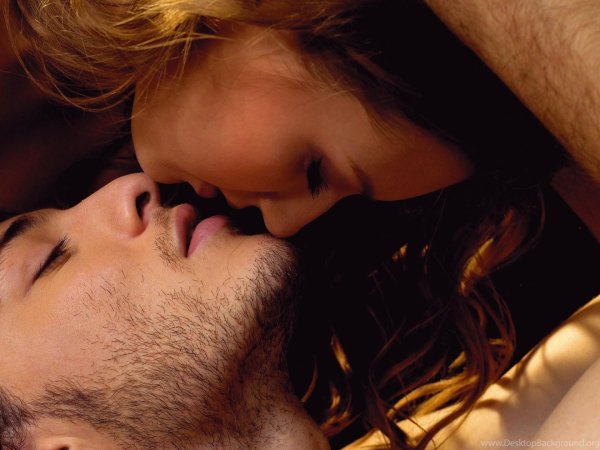 Девушка целует девушку