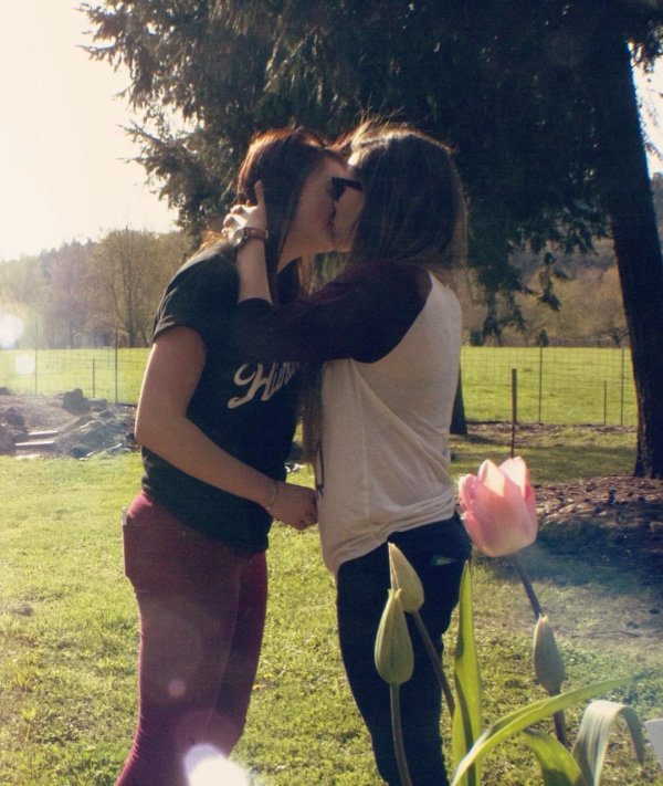 Девушка целует девушку