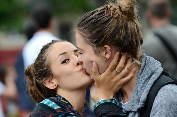 Девушка целует девушку