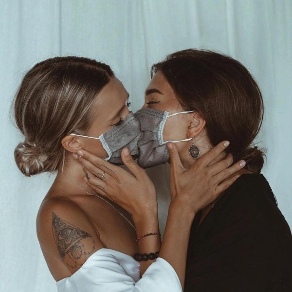 Девушка целует девушку