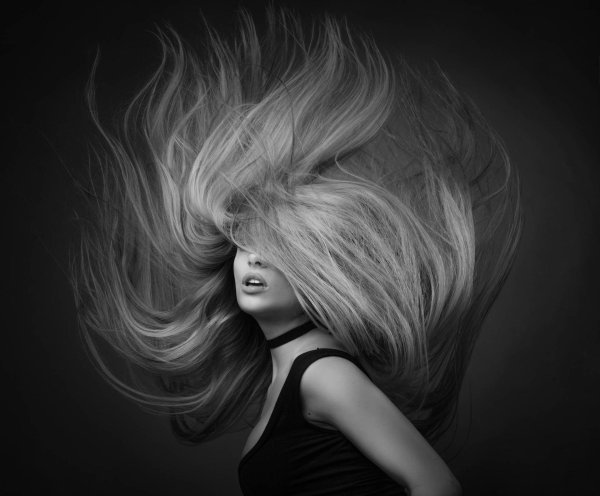 Девушка с боку