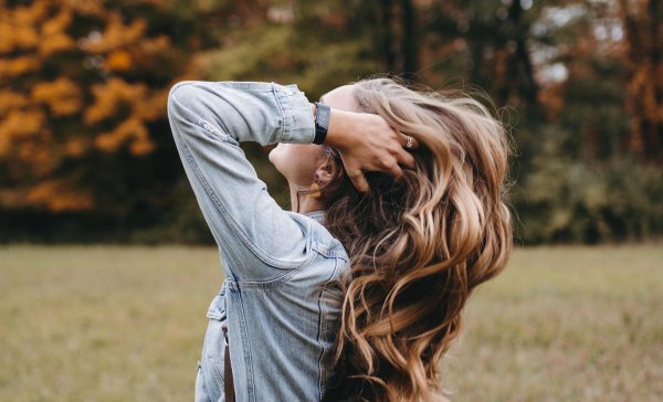 Девушка с боку