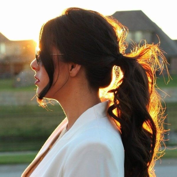 Девушка с боку