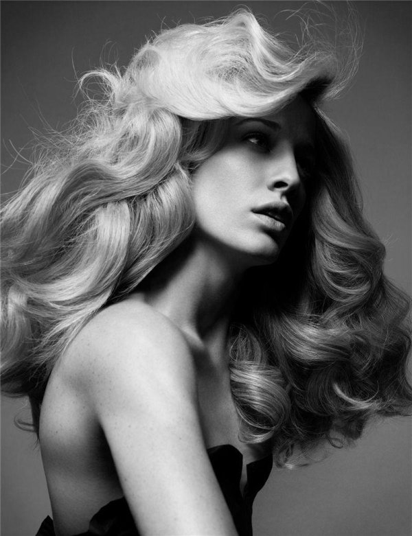 Девушка с боку