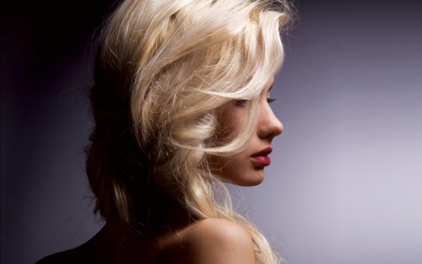 Девушка с боку