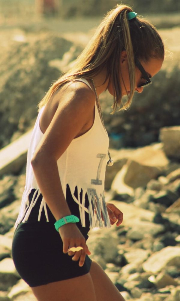 Девушка с боку