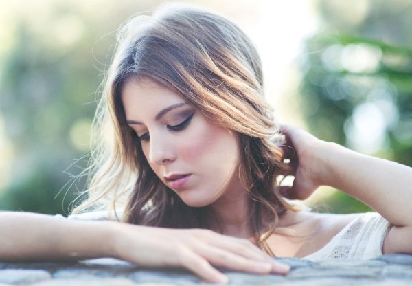 Девушка с боку