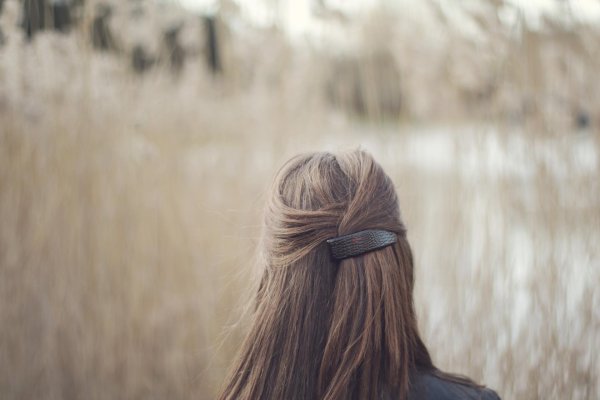 Девушка с боку