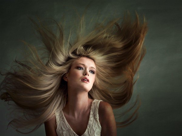 Девушка с боку