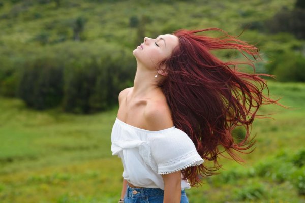 Девушка с боку