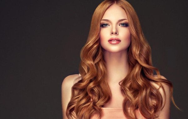 Девушка с боку