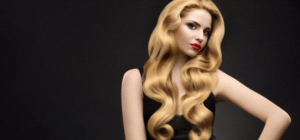 Девушка с боку