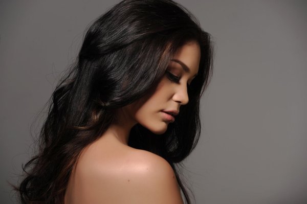 Девушка с боку