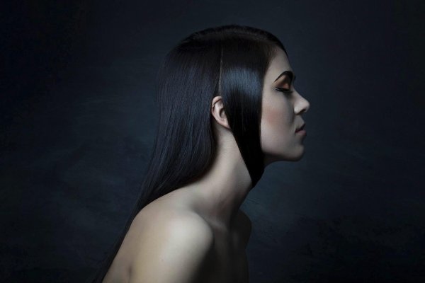 Девушка с боку