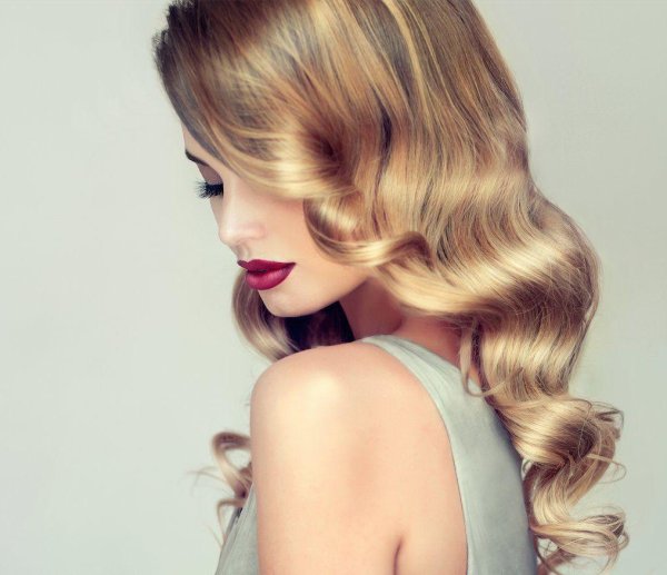 Девушка с боку