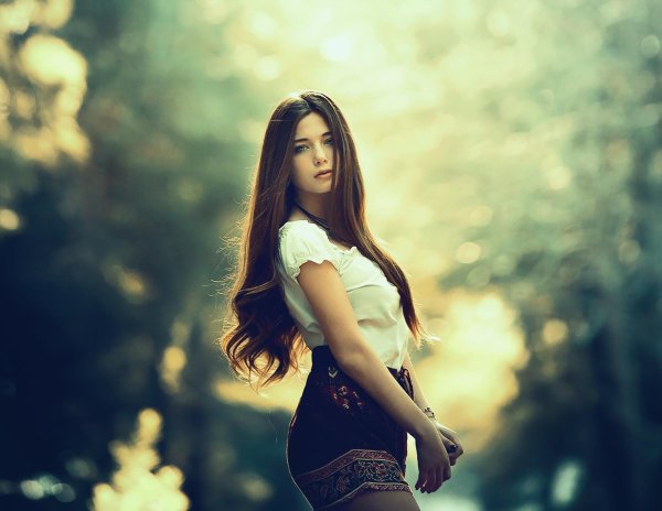 Девушка с боку