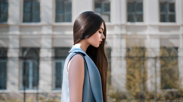 Девушка с боку