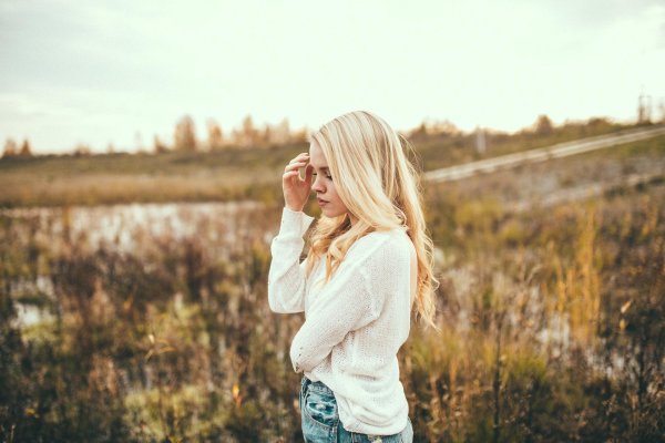 Девушка с боку