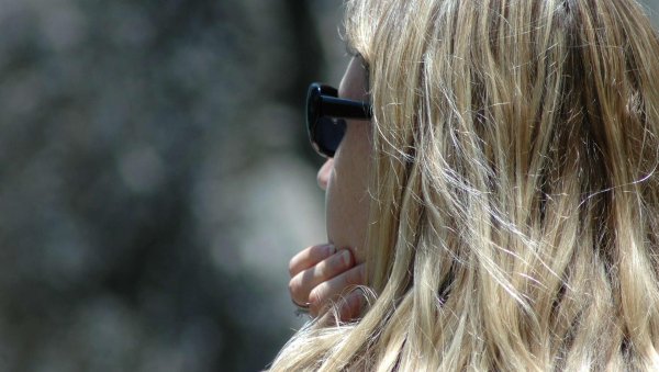 Девушка с боку