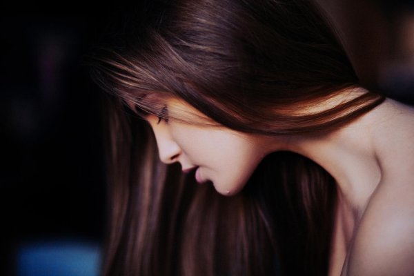 Девушка с боку