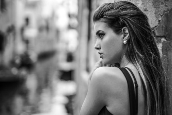 Девушка с боку